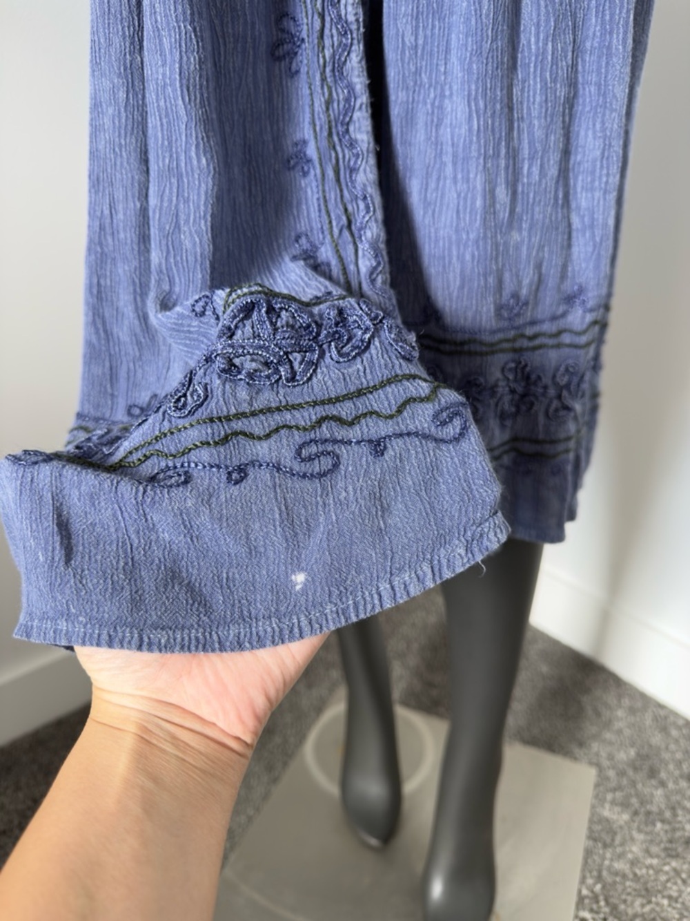 298. VTG Blue Embroidered Button-Front Velour Women's Dress - Picture 5 of 11